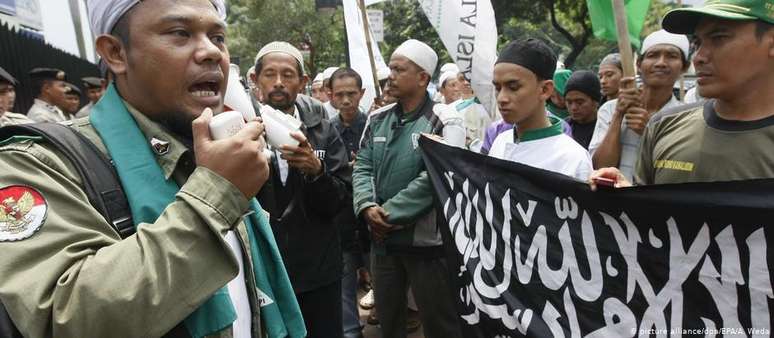 Membros de um grupo radical islâmico protestam em Jacarta