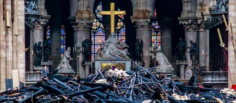 O interior da catedral após o incêndio