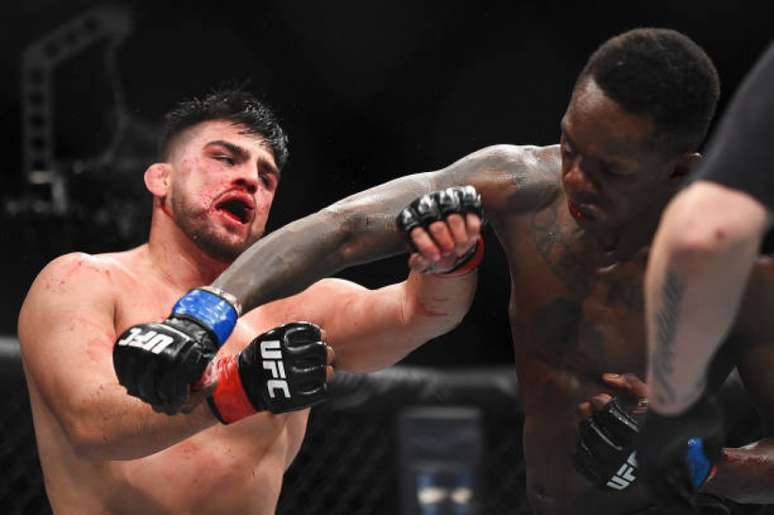 Kelvin Gastelum recebeu duros golpes na derrota para Israel Adesanya no UFC 236 (Foto: Getty Images)