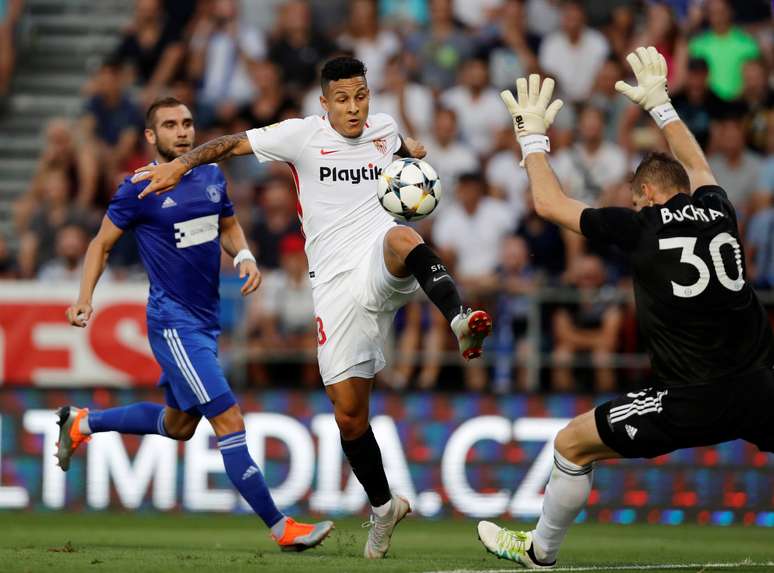 Guilherme Arana em ação pelo Sevilla