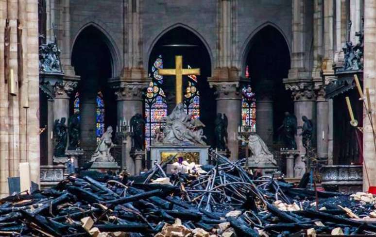 Vista do interior da Catedral de Notre-Dame, em Paris, após incêndio