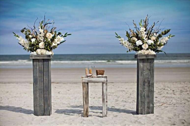 22. Inspiração simples e rústica para decoração de casamento na praia