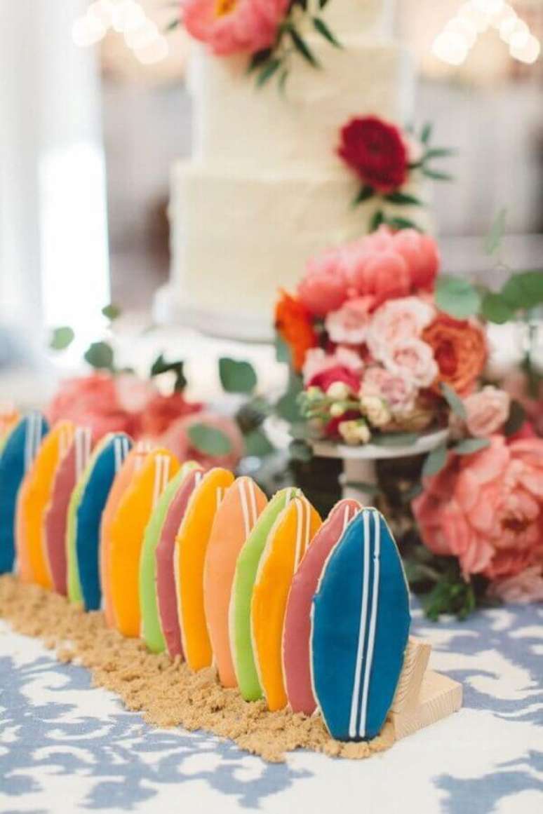 13. Docinhos personalizados em formato de prancha para casamento na praia – Foto: 100 Layer Cake