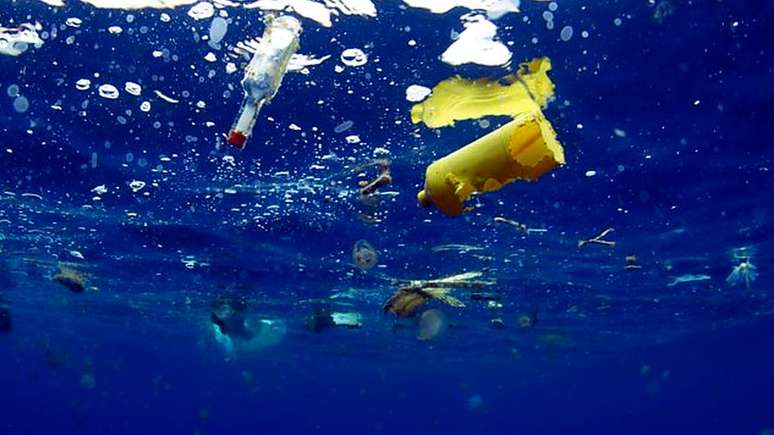 Garrafas e outros objetos de plástico estão contaminando gravemente os oceanos