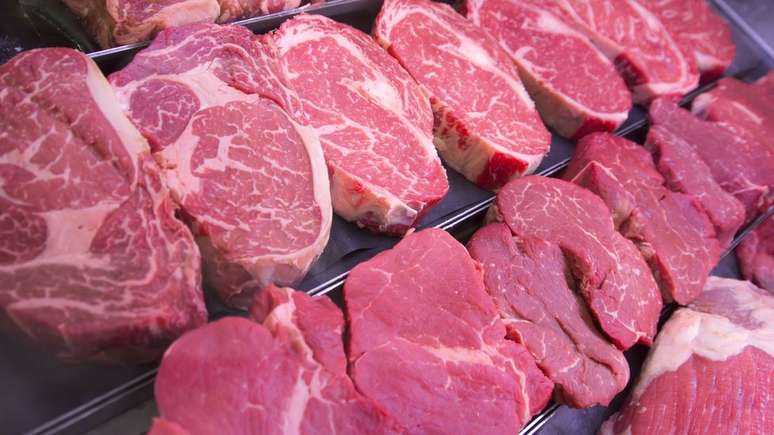 Estudo reforça as evidências de que a ingestão de carne vermelha e processada pode ser prejudicial à saúde, conforme alerta a OMS