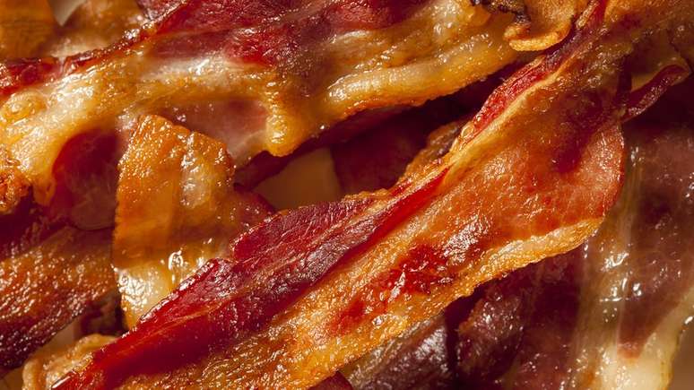 Uma fatia de presunto ou bacon tem cerca de 23 g de carne processada