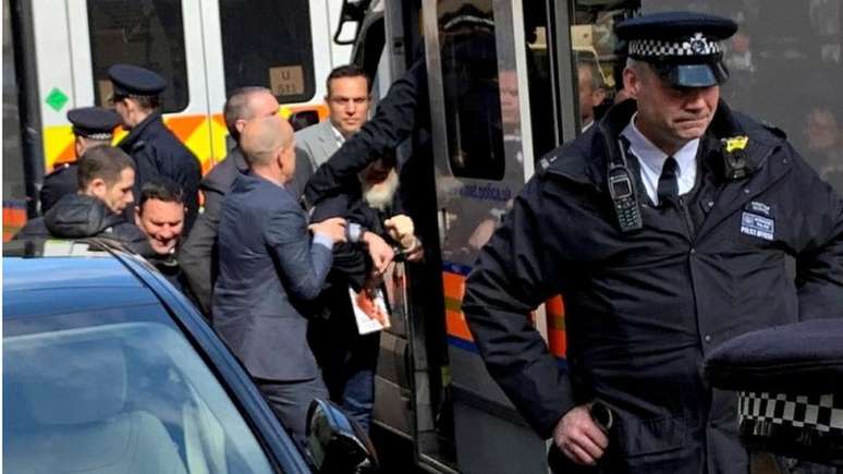 Assange foi levado a um centro de detenção em Londres