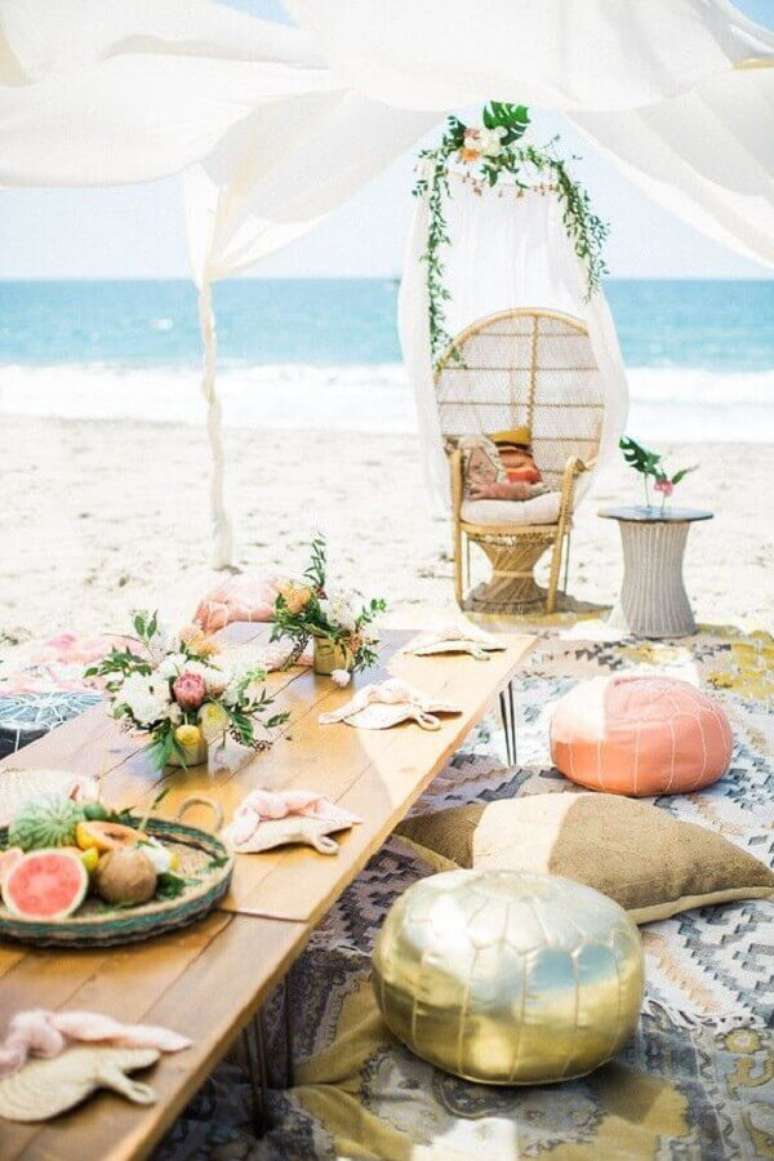 47. É importante que o casamento na praia seja algo descontraído e bem confortável para os convidados – Foto: RO & CO Events
