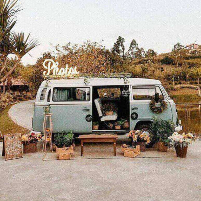 58 &ndash; Utilize uma kombi como cabine de fotos. Fonte: Universo das Noivas