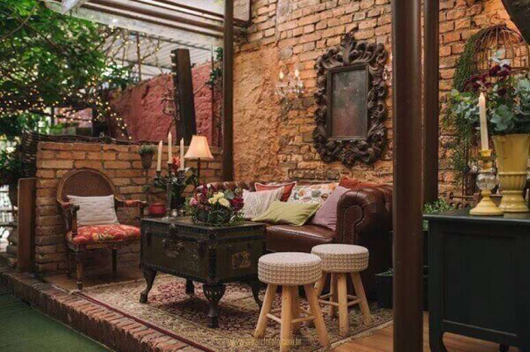 12 &ndash; Sal&atilde;o de festa com decora&ccedil;&atilde;o vintage casamento. Fonte: Portal OnPlace