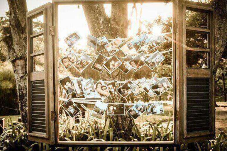 34 &ndash; Utilize a estrutura de uma janela de madeira para dispor as fotos do noivos. Fonte: Noiva Ansiosa
