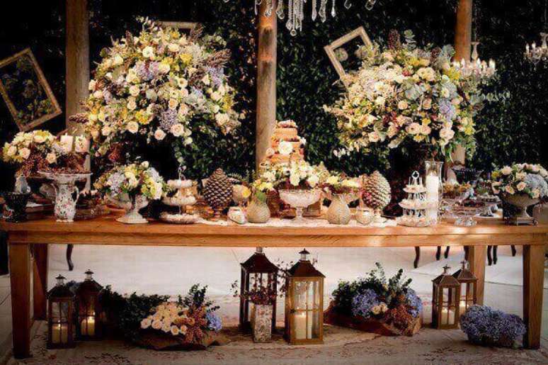 13 &ndash; Decora&ccedil;&atilde;o vintage casamento com mesa do bolo em tons past&eacute;is. Fonte: Inesquec&iacute;vel Festa