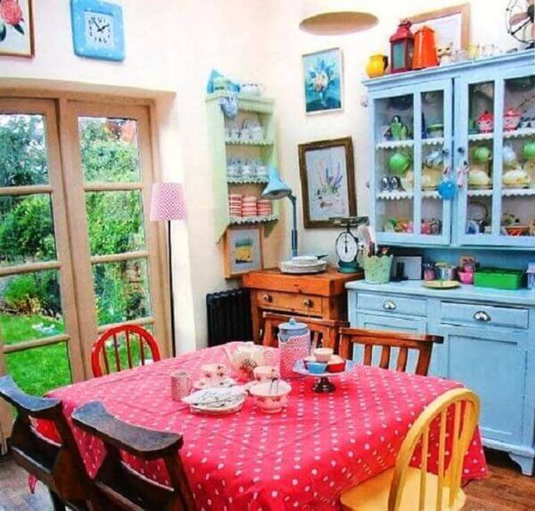 63 &ndash; Cristaleira para compor a decora&ccedil;&atilde;o vintage da cozinha. Fonte: Beyato