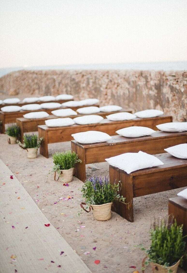 49. Invista também em mais conforto para os seus convidados durante a cerimonia de casamento na praia e para isso, almofadas podem ser uma opção interessante – Foto: Pinterest