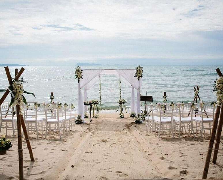 48. Casamento na praia simples e rústico decorado com arranjo de flores brancas – Foto: Pinterest