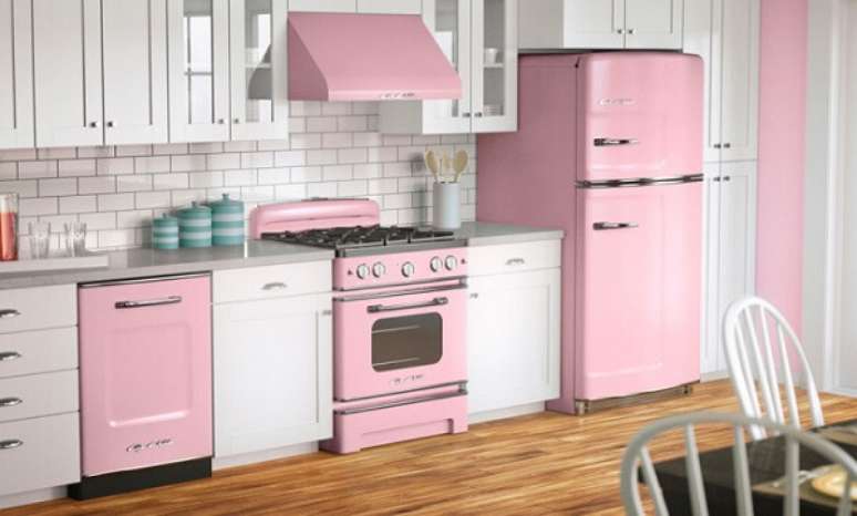 51 &ndash; Decora&ccedil;&atilde;o vintage para cozinha nas cores rosa claro e branco. Fonte: Anita Bem Criada