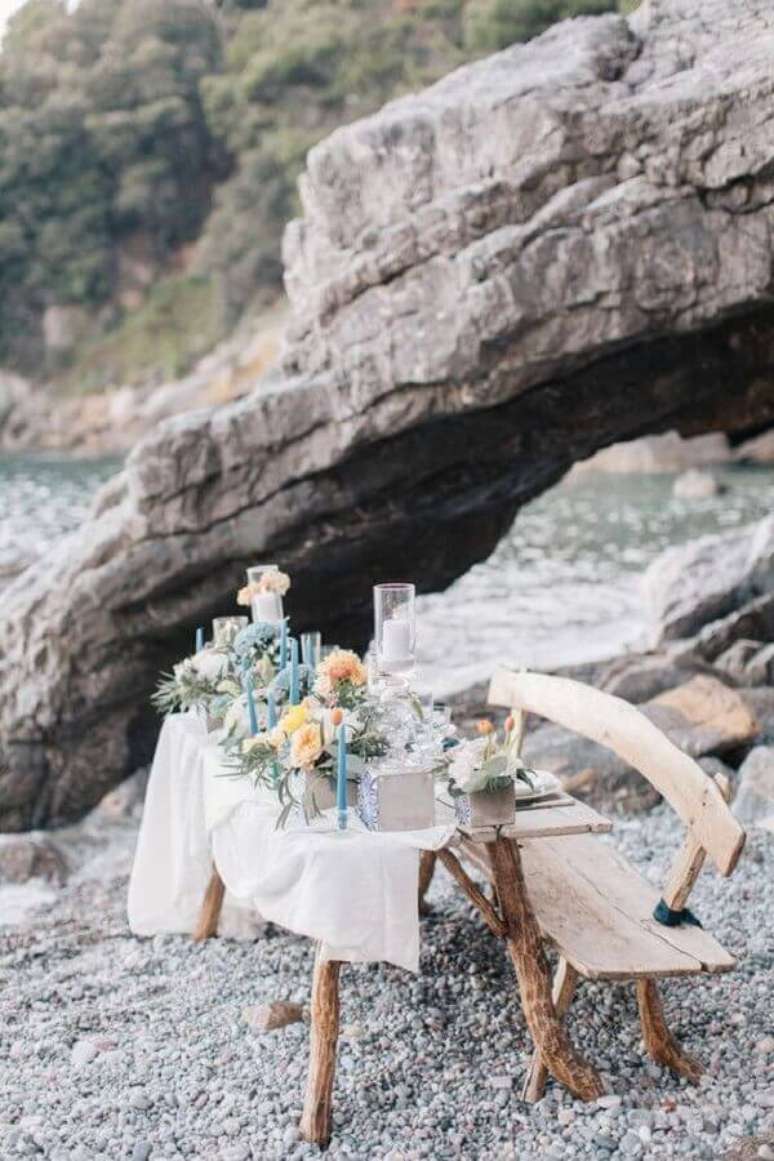 55. Decoração rústica para casamento na praia simples – Foto: 100 Layer Cake
