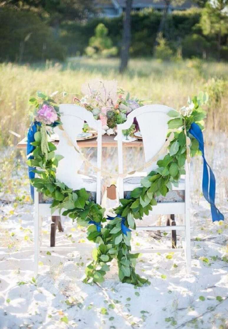 53. Faça uma decoração especial para a cadeira dos noivos na festa de noivado na praia – Foto: 100 Layer Cake