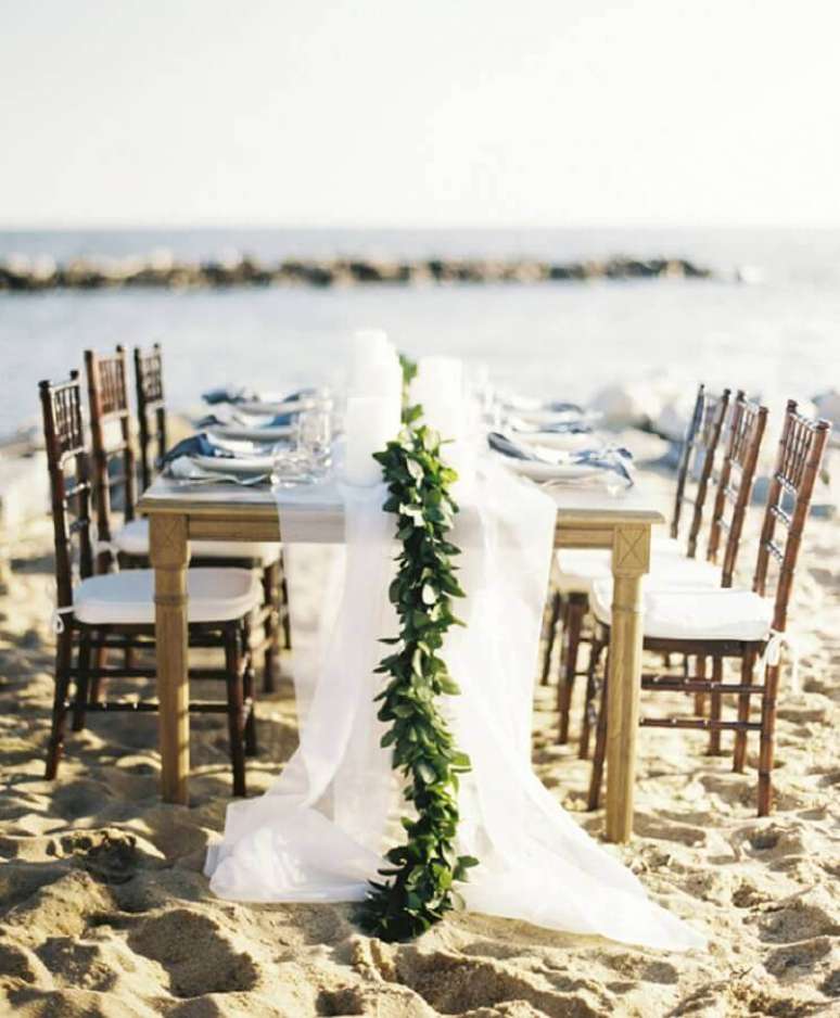 32. Casamento na praia simples com mesa decorada