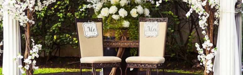 19 &ndash; A cadeira dos noivos segue o estilo da decora&ccedil;&atilde;o vintage. Fonte: World Importados