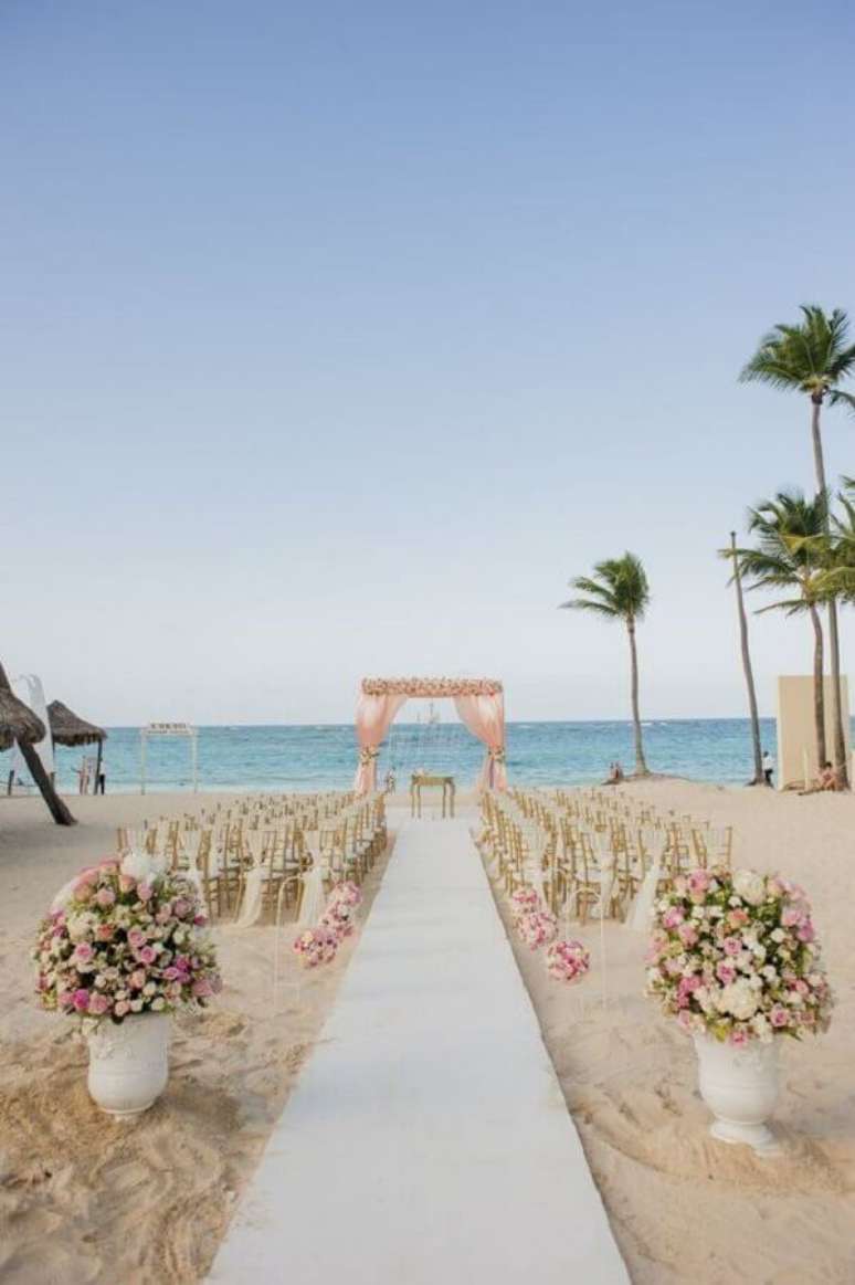 56. Decoração simples e delicada para casamento na praia com vasos de flores – Foto: Wedding Ideas