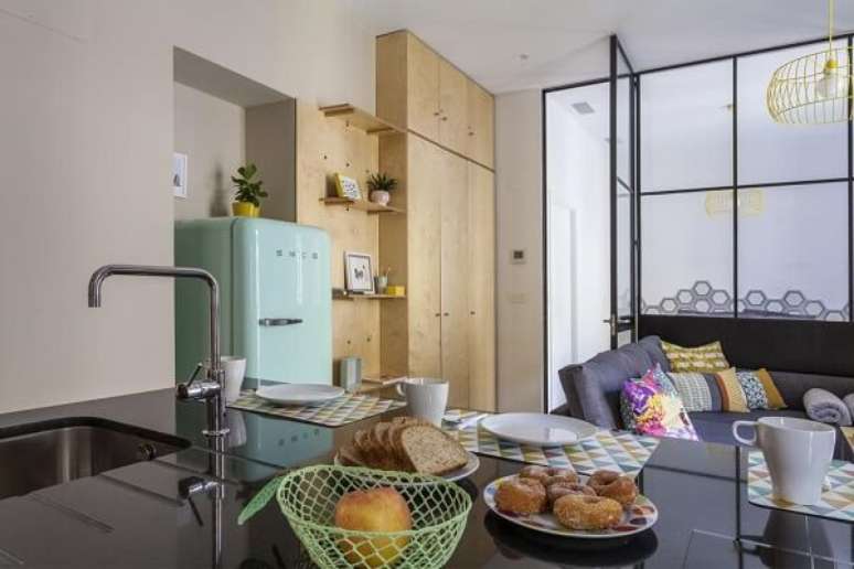 21 &ndash; Cozinha e sala integrada com decora&ccedil;&atilde;o vintage. Fonte: Booking