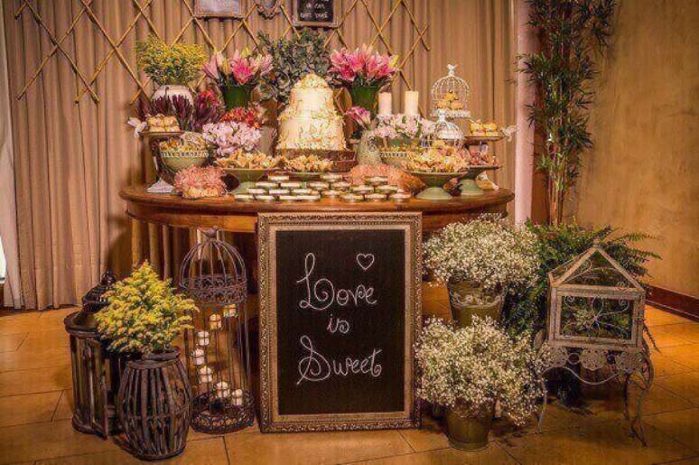 32 &ndash; Mesa de madeira e flores contemplam a decora&ccedil;&atilde;o vintage casamento. Fonte: Lejour
