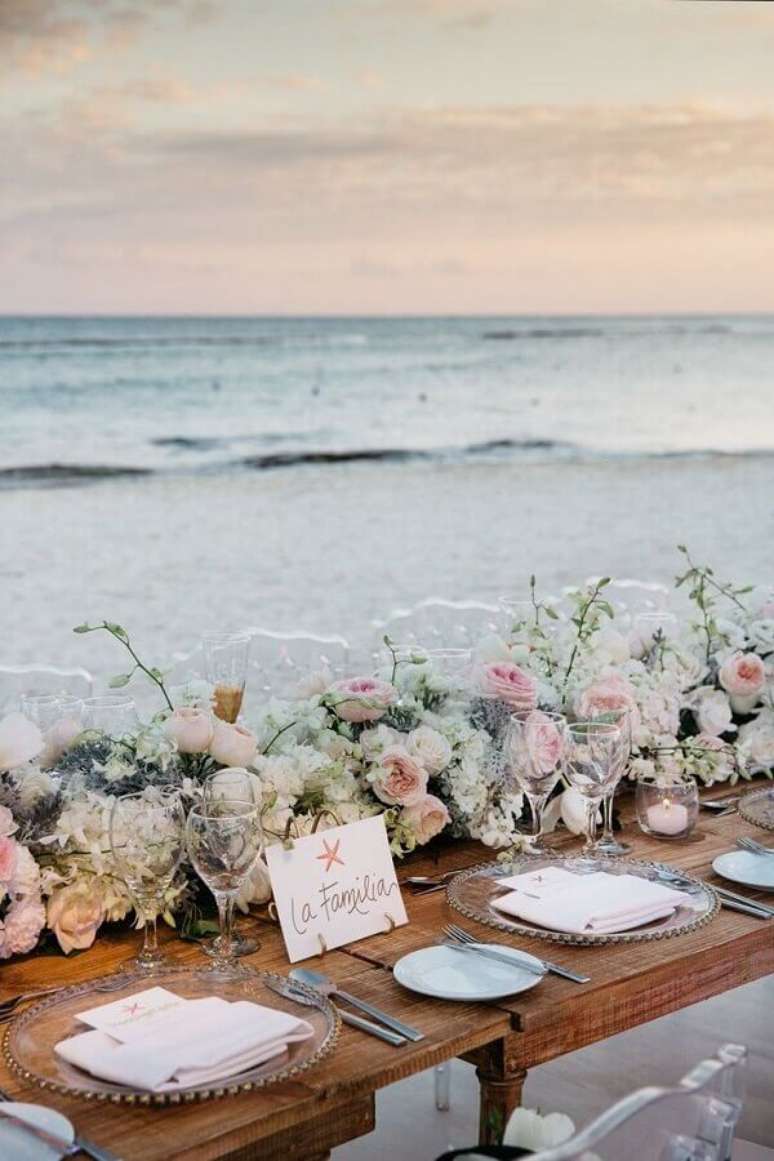 44. Decoração para mesa de casamento na praia com arranjo de rosas delicadas – Foto: Inside Weddings