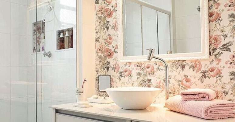 65 &ndash; Utilize papel de parede floral na decora&ccedil;&atilde;o vintage. Fonte: Dicas e Decora&ccedil;&atilde;o