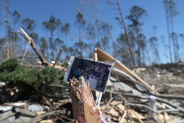 Fotografia em tronco de &aacute;rvore em frente a destro&ccedil;os de casa ap&oacute;s passagem de dois tornados em Beauregard, no Estado do Alabama
05/03/2019
REUTERS/Shannon Stapleton 