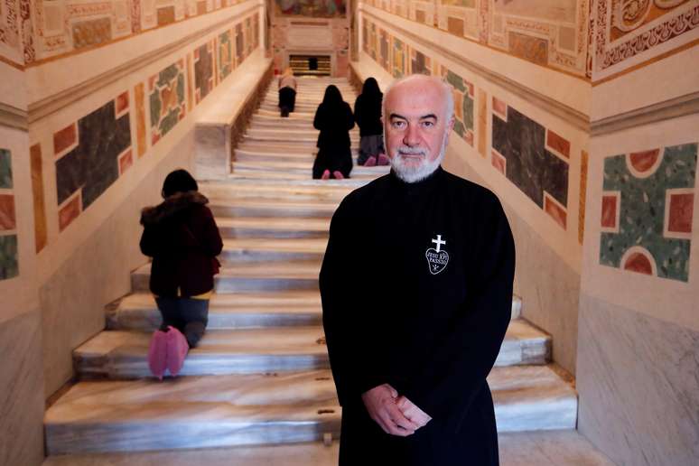 Reitor da Escada Santa, padre Francesco Guerra, perto da escadaria em Roma 16/4/019. REUTERS/Remo Casilli