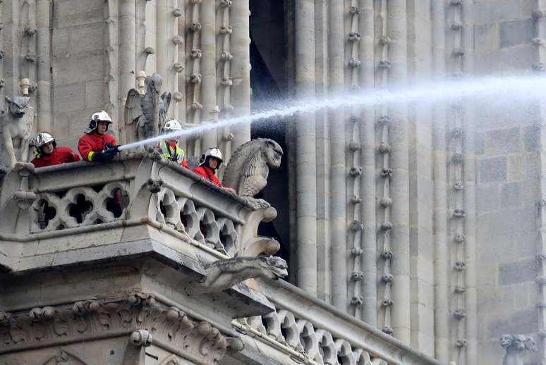 Bombeiro trabalham na Catedral de Notre-Dame
16/04/2019
REUTERS/Gonzalo Fuentes