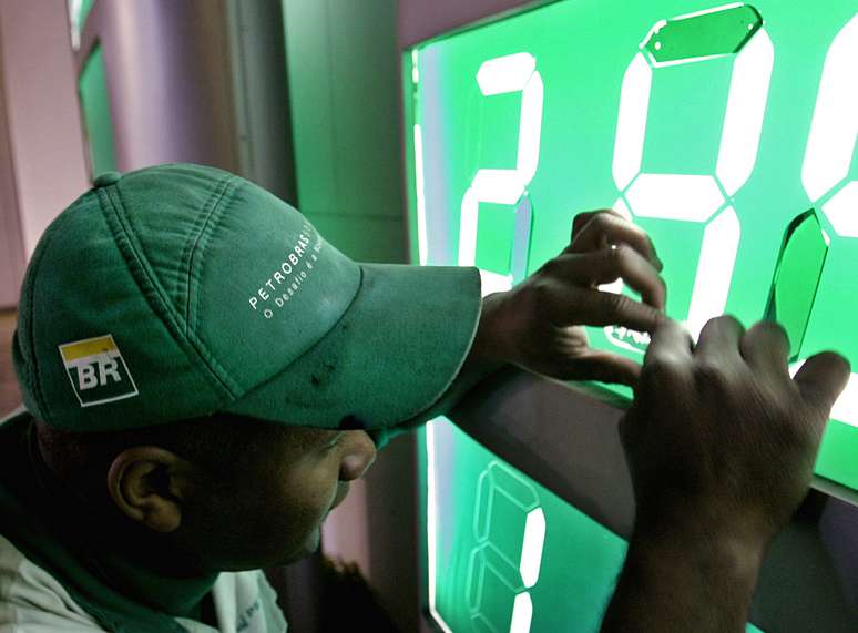 Trabalhador altera preços de combustíveis em posto da Petrobras em São Paulo
15/07/2004
REUTERS/Rickey Rogers