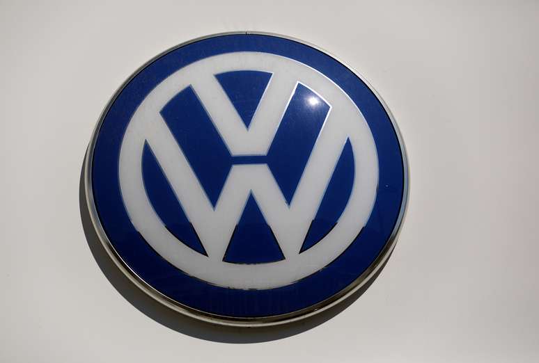 Logotipo da Volkswagen durante feira automotiva em Nice, na França. 8/4/2019.  REUTERS/Eric Gaillard/File Photo