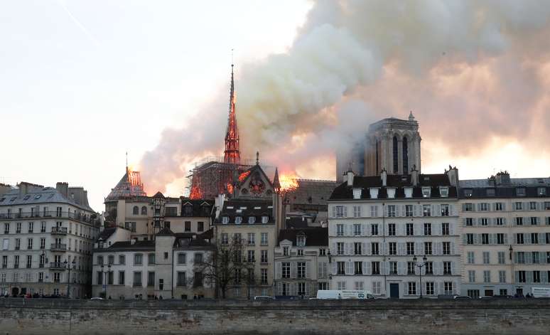Fumaça sobe durante incêndio na catedral de Notre Dame, em Paris. 15/4/2019. REUTERS/Benoit Tessier - 