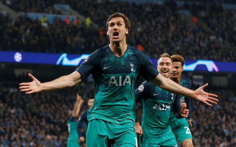 Fernando Llorente comemora terceiro gol do Tottenham que, embora tenha perdido para o Manchester City, se classificou para a semifinal da Liga dos Campeões da Europa. REUTERS/Andrew Yates 