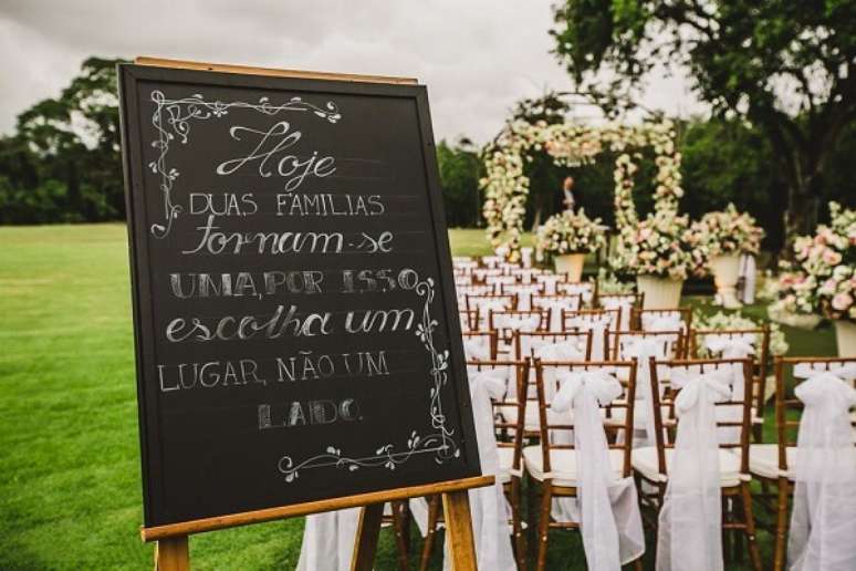 38 &ndash; Invista em placas decorativas na decora&ccedil;&atilde;o vintage. Fonte: Pinterest