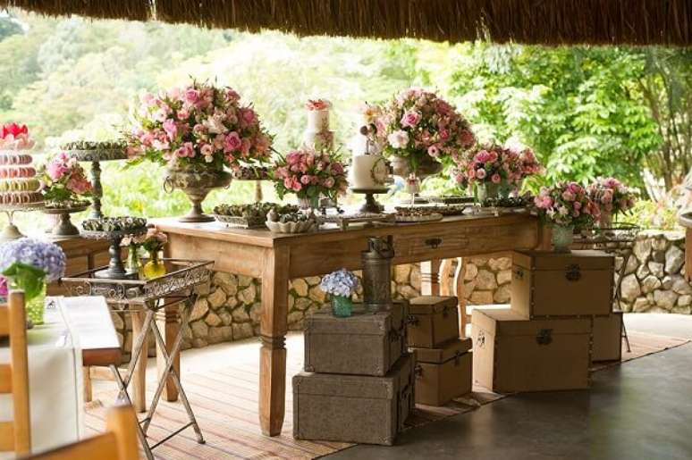 14 &ndash; Decora&ccedil;&atilde;o vintage casamento com m&oacute;veis r&uacute;sticos. Fonte: Tips For Bride