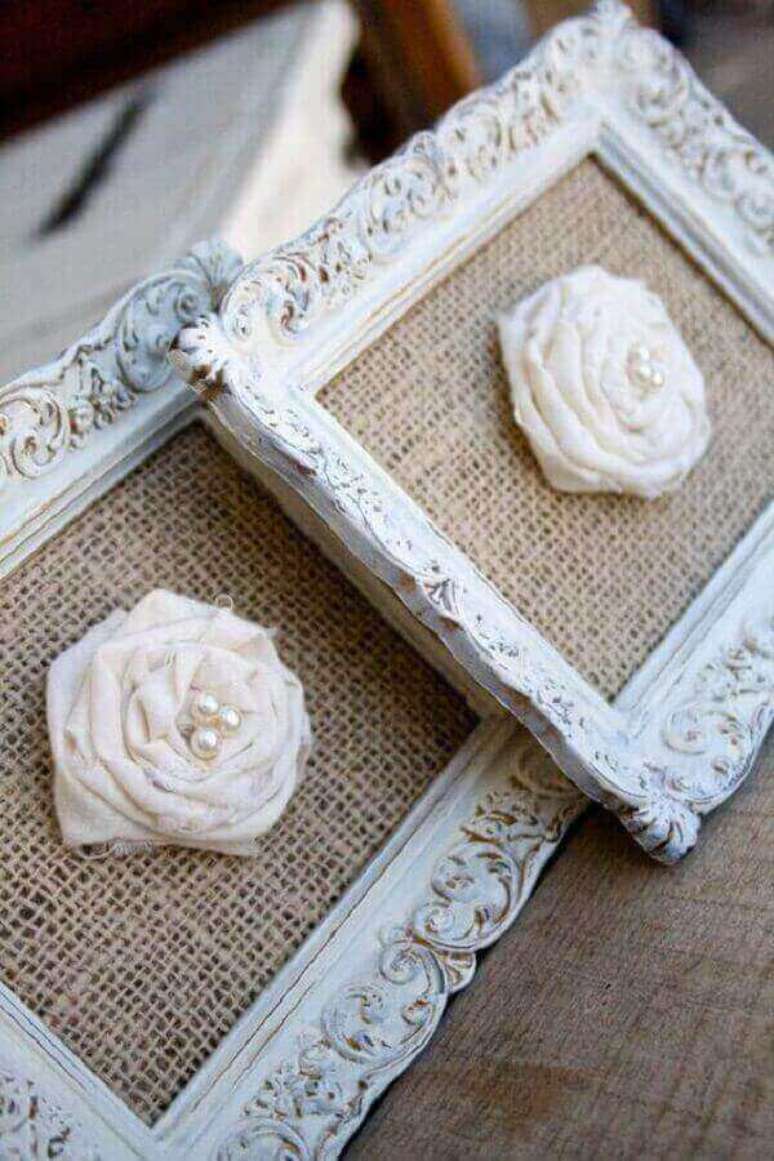 29 &ndash; Quadros de juta e renda seguem o estilo de decora&ccedil;&atilde;o vintage. Fonte: Pinterest