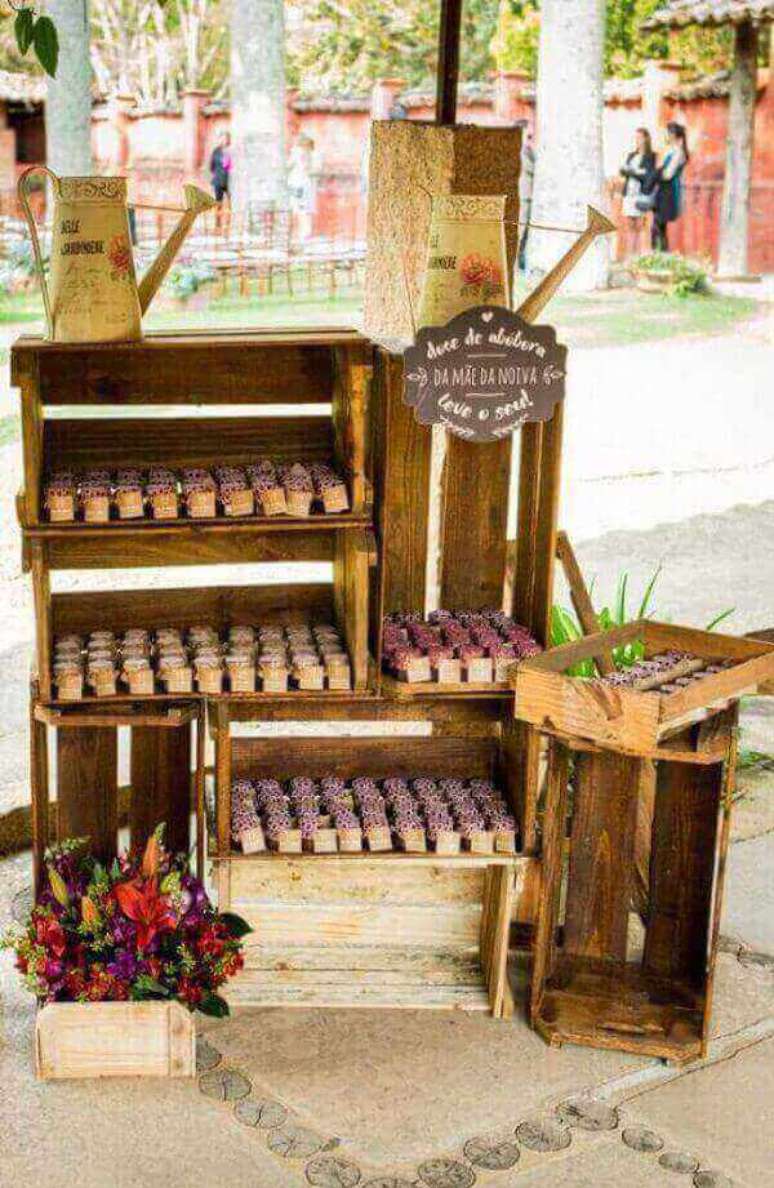 53 &ndash; Utilize caixotes para dispor os bem casados da festa. Fonte: Casa e Festa