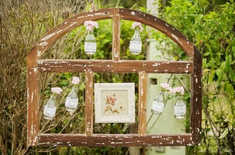 20 &ndash; A moldura de uma janela pode compor a decora&ccedil;&atilde;o vintage casamento. Fonte: Santa Inspira&ccedil;&atilde;o
