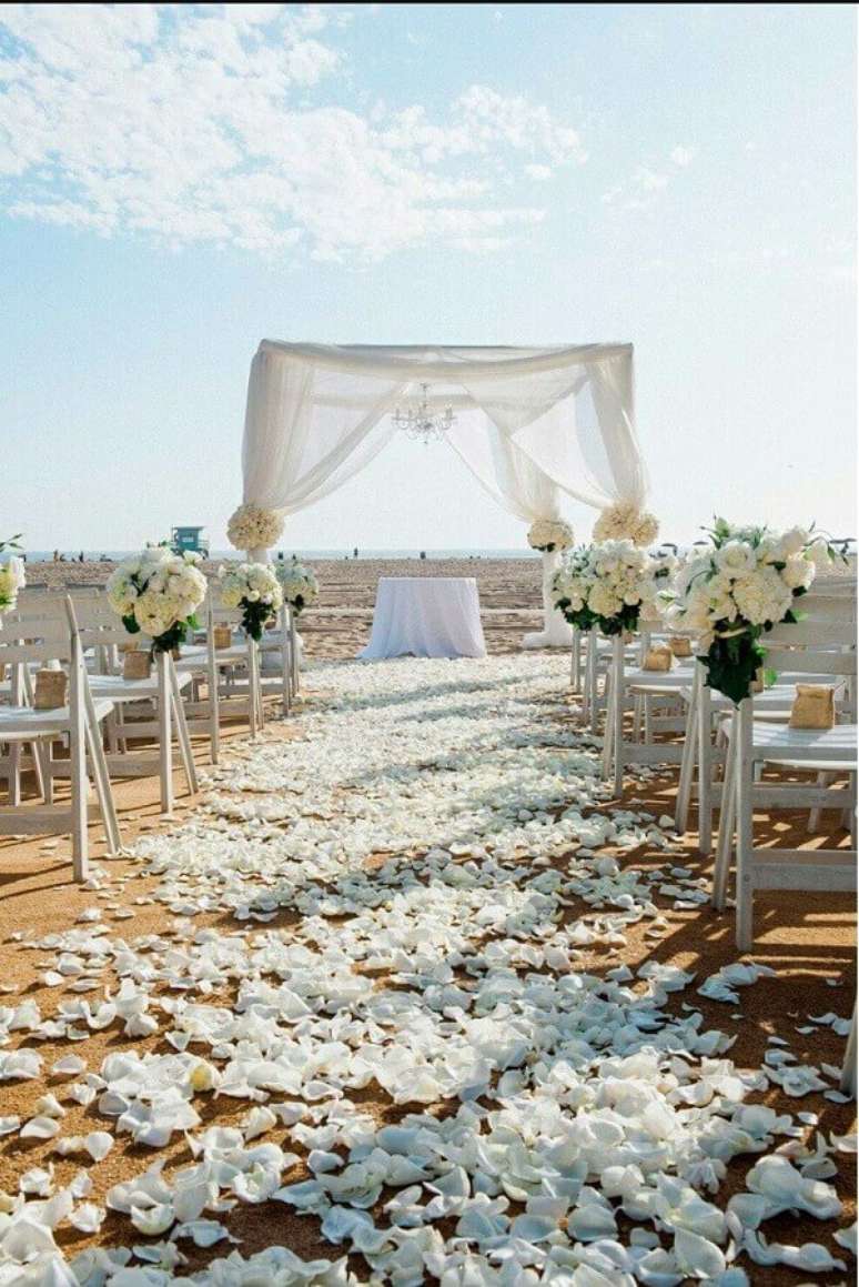 54. O caminho dos noivos até o altar do casamento na praia pode ser coberto com pétalas de rosas – Foto: Pinterest