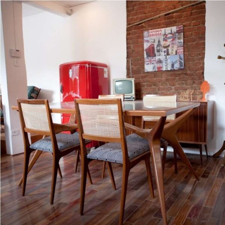 35 &ndash; Sala de jantar com decora&ccedil;&atilde;o vintage incluindo parede de tijolinhos. Fonte: Osvaldo Antiguidades