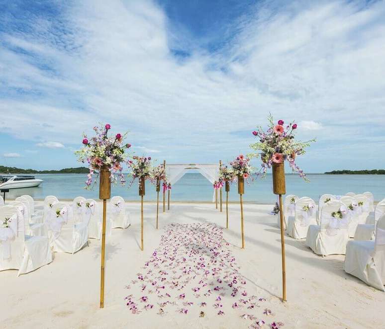 29. Linda e simples decoração de casamento na praia