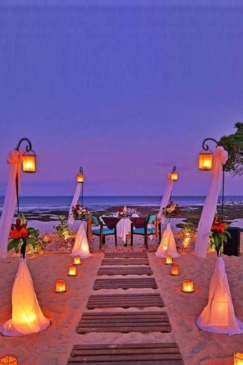 51. Para o casamento na praia de noite também é importante planejar uma iluminação aconchegante – Foto: Wedding Rings