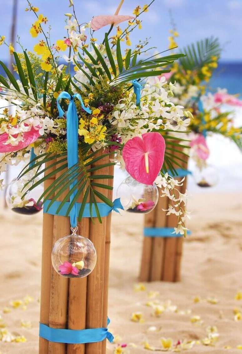 14. Invista em detalhes coloridos para a decoração de casamento na praia ficar mais alegre e descontraída – Foto: Bright Wedding Ideas