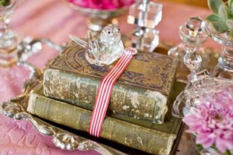 27 &ndash; Aposte nos livros antigos na decora&ccedil;&atilde;o vintage. Fonte: Peguei o Buqu&ecirc;!