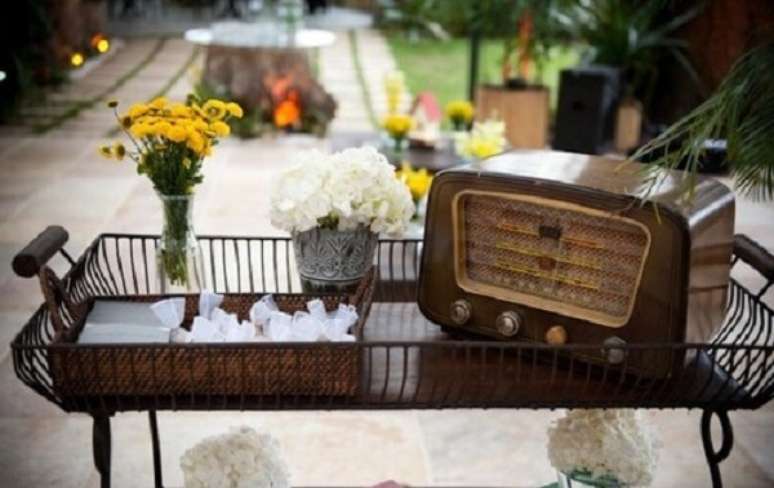 47 &ndash; Utilize m&oacute;veis antigos para compor a decora&ccedil;&atilde;o vintage. Fonte: Blog Falando de Casamento