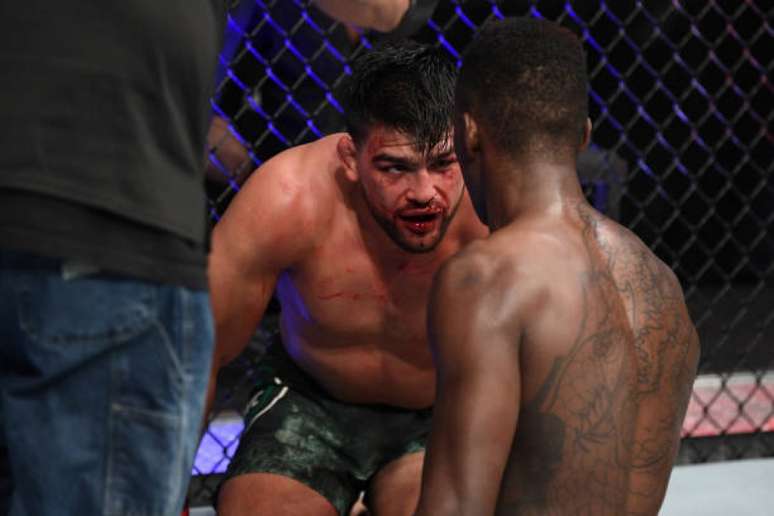 Kelvin Gastelum foi duramente castigado por Israel Adesanya no UFC 236 realizado no sábado (Foto: Getty Images)