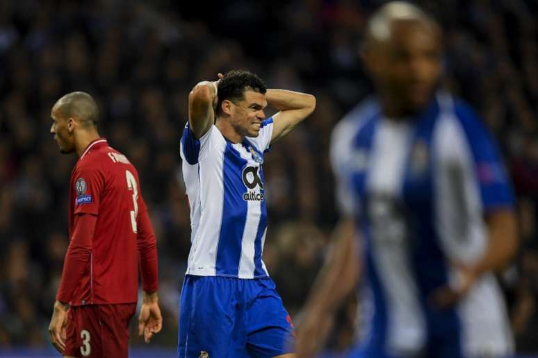 Zagueiro em campo nesta quarta (Foto: AFP)